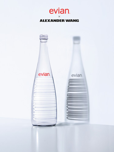 El agua más cool del momento la firma Evian (junto a Alexander Wang)