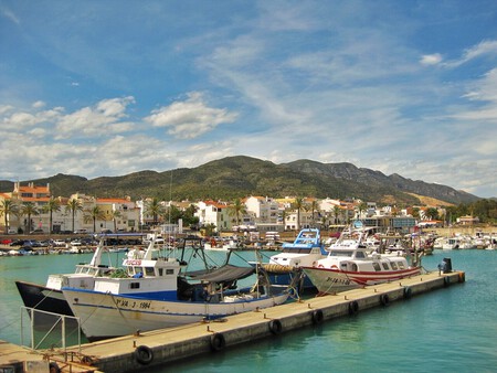 Pueblo Encantador Tarragona Eclipse Solar Montana Mar Tranquilo Sin Turistas Buena Comida Barato