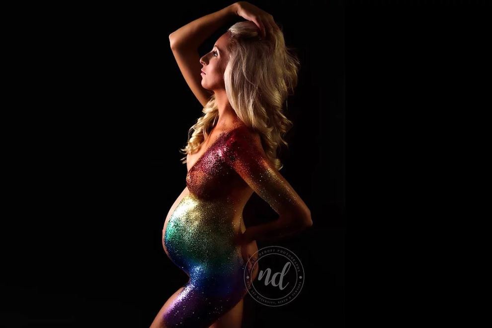 La preciosa y deslumbrante sesión de fotos de una madre embarazada de su bebé arco iris