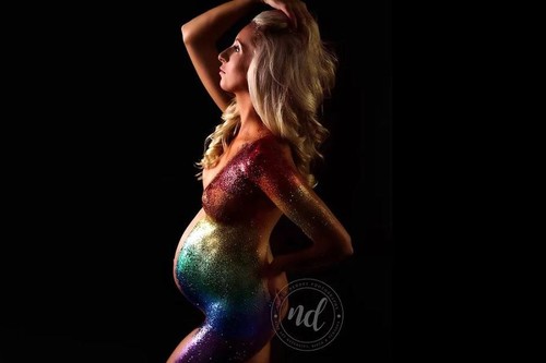 La preciosa y deslumbrante sesión de fotos de una madre embarazada de su bebé arco iris