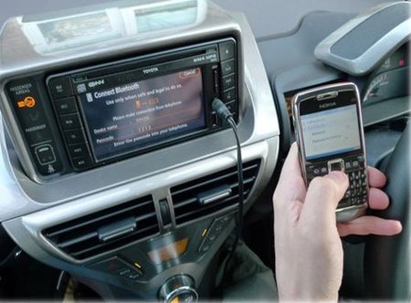 Aplicaciones de smartphone en el salpicadero del coche