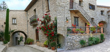 El pueblo desconocido de Barcelona que parece un belén con sus preciosas casitas de piedra y es un remanso de paz en la montaña