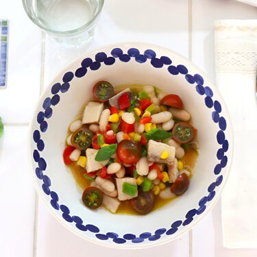 Ensalada de alubias con maíz, pipirrana y escabeche casero, receta saludable 
