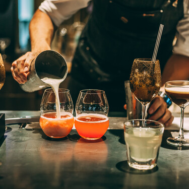 Cómo hacer un Pisco Sour o un Whiskey Sour veganos: el secreto de los cócteles veggie está en el líquido de cocción de los garbanzos 