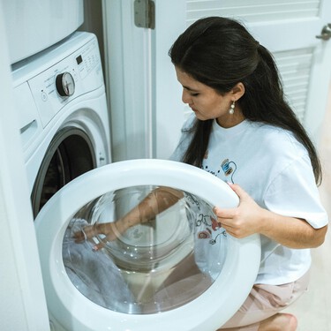 Consigue que la ropa salga blanca de tu lavadora utilizando este producto que tienes en la despensa