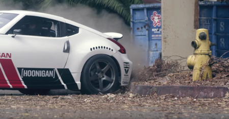 Celebra el Black Friday con este vídeo de dos Nissan 370Z haciendo drift en un centro comercial