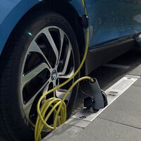 El invento alemán que quiere resolver el gran problema del coche eléctrico: cargar en la calle cuando no tienes garaje