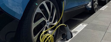 Ni postes, ni farolas: en Alemania ya cargan el coche eléctrico con enchufes escondidos en la acera