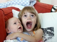 "¿Este es tu hermanito? ¿Me lo llevo a mi casa?"