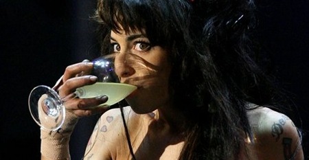 Amy Winehouse hospitalizada por deshidratación