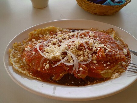 Cómo hacer huevos rancheros diferentes a los que siempre comes: el secreto está en usar este ingrediente