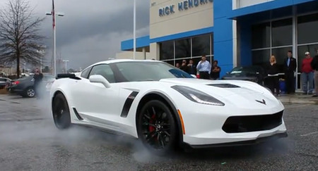 Le entregan su Corvette Z06 y lo celebra con un burnout frente al concesionario