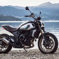 La CFMoto 700 CL-X ya está a la venta con oferta: 6.995 euros y alforjas de cuero para un toque aún más cool 