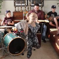 Esta familia nos sorprende todos los días con una nueva canción en cuarentena, y su versión de "Come together" es imperdible 