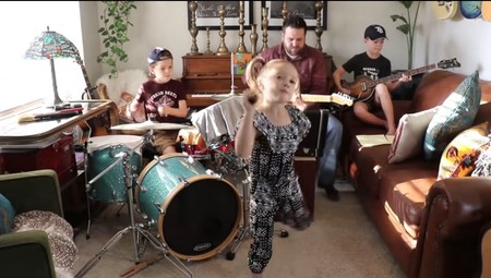 Esta familia nos sorprende todos los días con una nueva canción en cuarentena, y su versión de "Come together" es imperdible