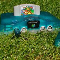 La era de las consolas transparentes: cómo una pelea entre Pepsi y Coca-Cola originó la moda más querida de la historia del videojuego 