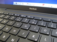 Cómo limpiar un MacBook negro