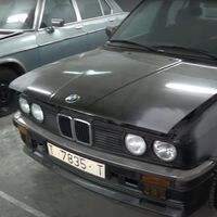 Tesoros al resguardo: un recorrido en vídeo por un antiguo taller de Tarragona lleno de BMW antiguos y otros clásicos