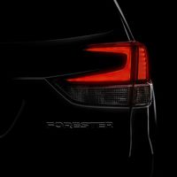 El nuevo Subaru Forester se asoma en la penumbra antes de su debut en Nueva York