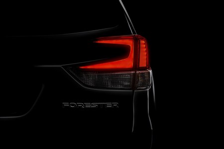 El nuevo Subaru Forester se asoma en la penumbra antes de su debut en Nueva York