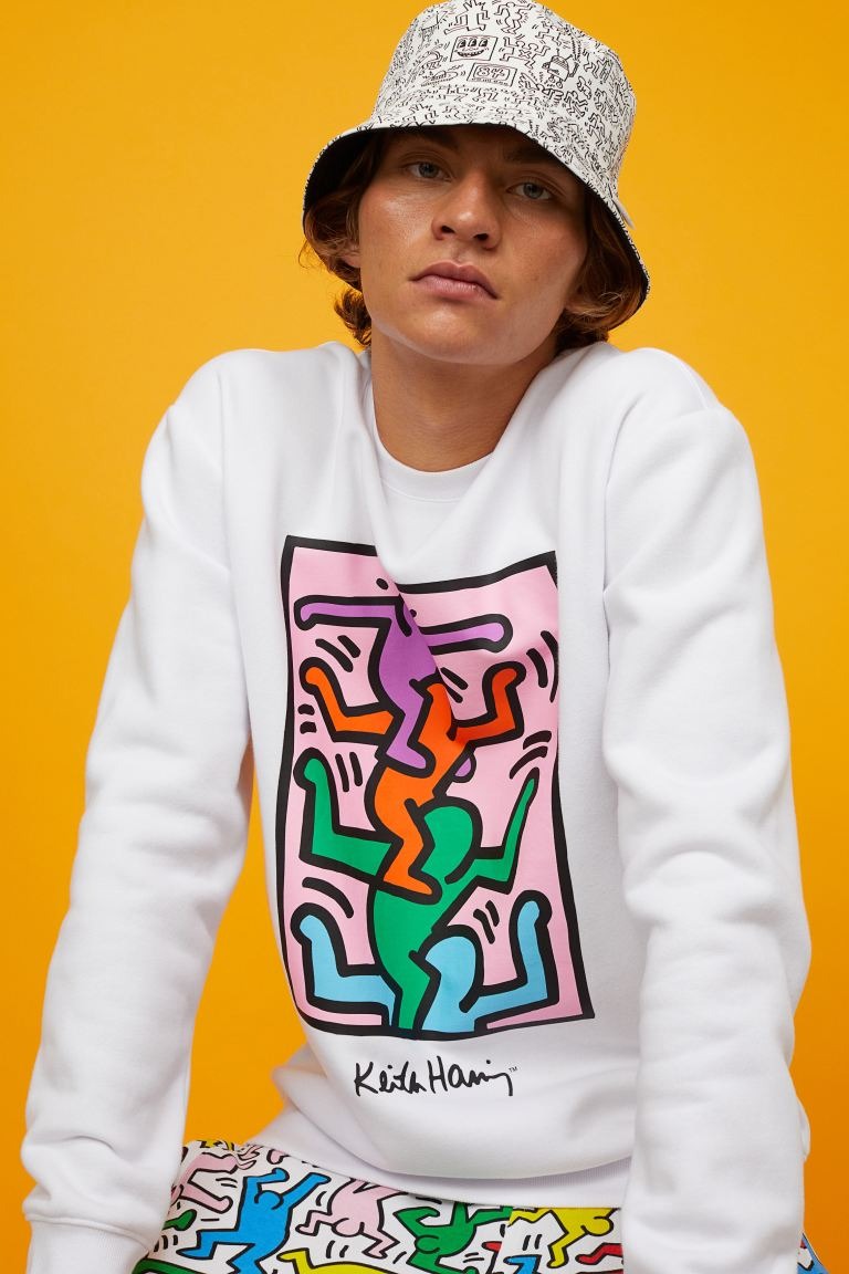 Sudadera en mezcla de algodón con motivo estampado, cuello redondo ribeteado y hombros caídos. Puños y bajo en punto elástico de canalé. Interior cepillado suave.