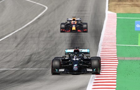 Lewis Hamilton doma los neumáticos para ganar en Montmeló y Carlos Sainz acaba sexto