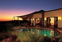 Al Maha Desert Resort, un campamento beduino de lujo