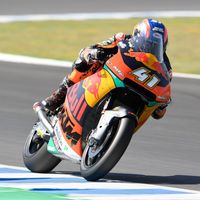 El nuevo chasis de KTM funciona en Le Mans y Brad Binder se lleva el mejor tiempo en Moto2 