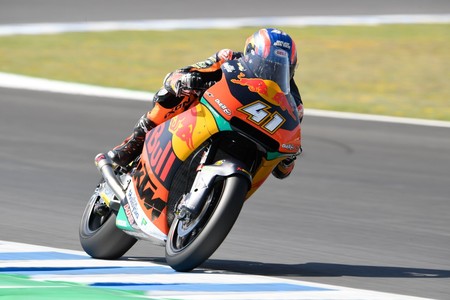 El nuevo chasis de KTM funciona en Le Mans y Brad Binder se lleva el mejor tiempo en Moto2