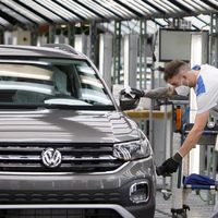 Volkswagen Navarra arranca motores tras seis semanas de parón: así es la producción de coches poscoronavirus