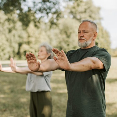 Ejercicios suaves y fáciles de yoga en silla y tai chi para mejorar la movilidad y flexibilidad a los 50