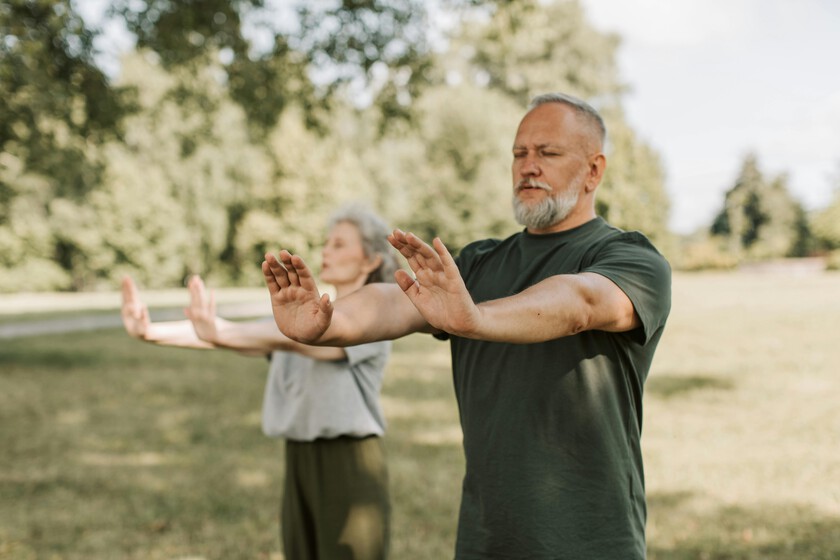 Tai chi y yoga en silla: la combinación ideal para ganar movilidad y flexibilidad a partir de los 50