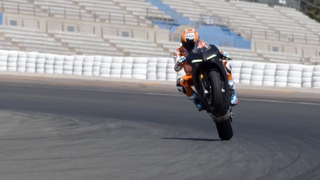 Casey Stoner ya ha probado la Ducati Panigale V4: "Es una moto de calle, pero ¡me ha sorprendido!"