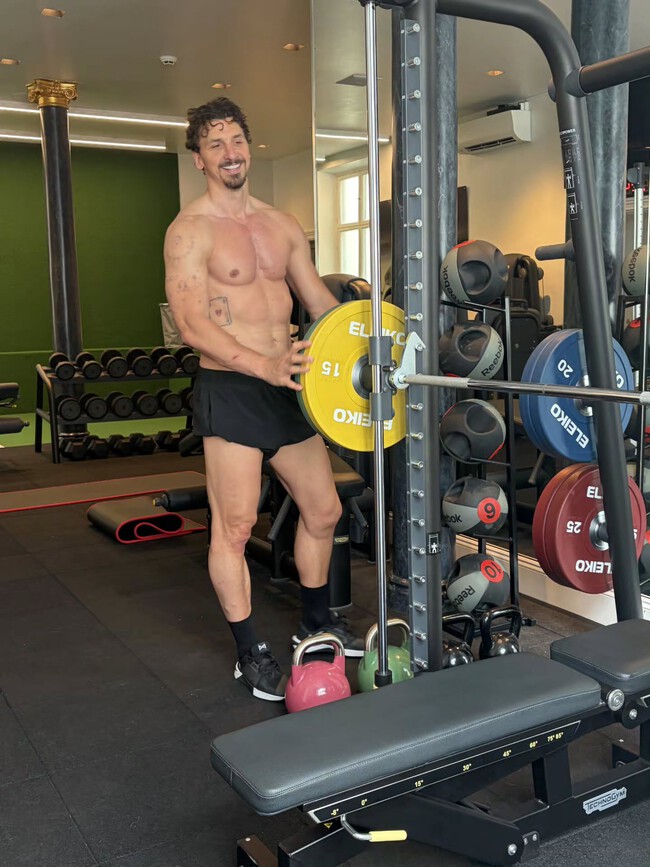 Zlatan Mantiene Su Fisico Intacto Asi Es El Ejercicio Con El Que Se Machaca En El Gimnasio Para Estar En Forma A Sus 44 Anos