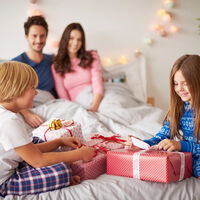 El gasto económico y la compra de regalos, entre los factores que más estresan a los padres en Navidad  