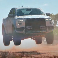 ¡Salvaje! La nueva Ford Ranger Raptor ya está dando saltos por el campo, y suena a locura