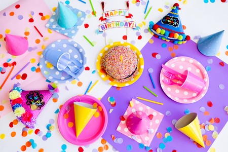 Una niña de nueve años crea y dona "cajas de cumpleaños", para los niños cuyas familias no pueden costearse una fiesta