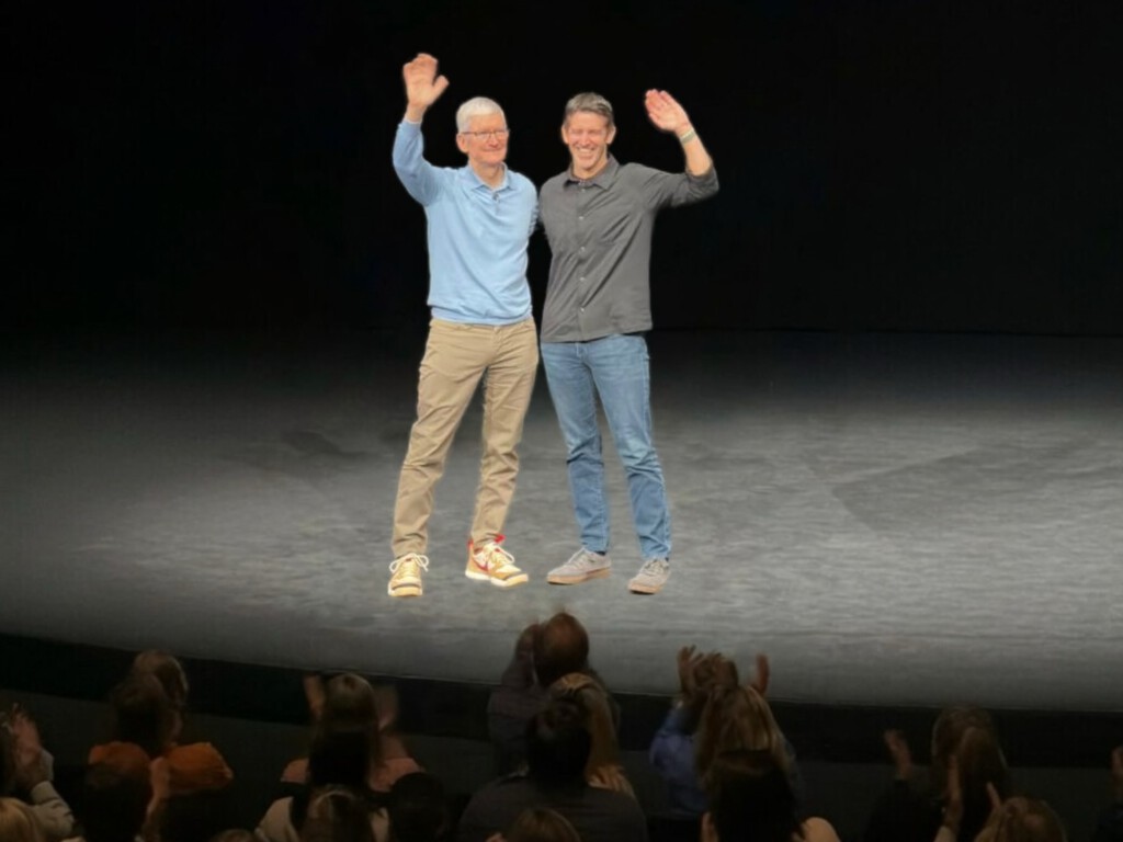 Tim Cook se va, pero no mucho: el plan para seguir en Apple mucho tiempo aunque ya no sea el jefe 