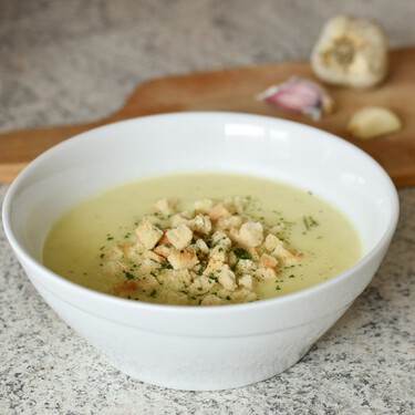 Una batidora de vaso como esta Moulinex es mejor para hacer purés o cremas de verduras y cuesta menos de 40 euros