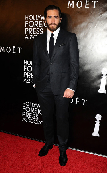 Jake Gyllenhaal sí que sabe vestir de blanco y negro (aprende Zac Efron) 