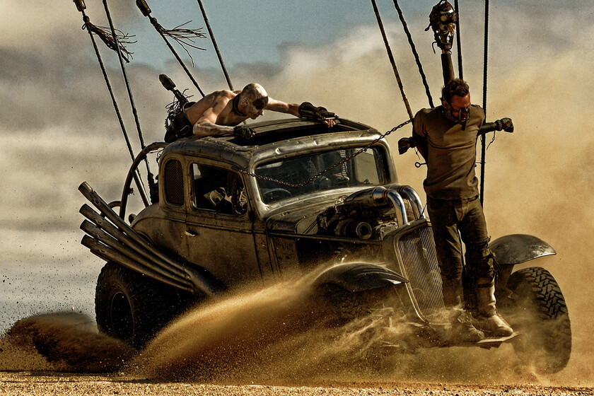 Tesla ha estrenado el modo Mad Max para sus coches. Tras 14 accidentes, una investigación federal lo ha puesto bajo lupa