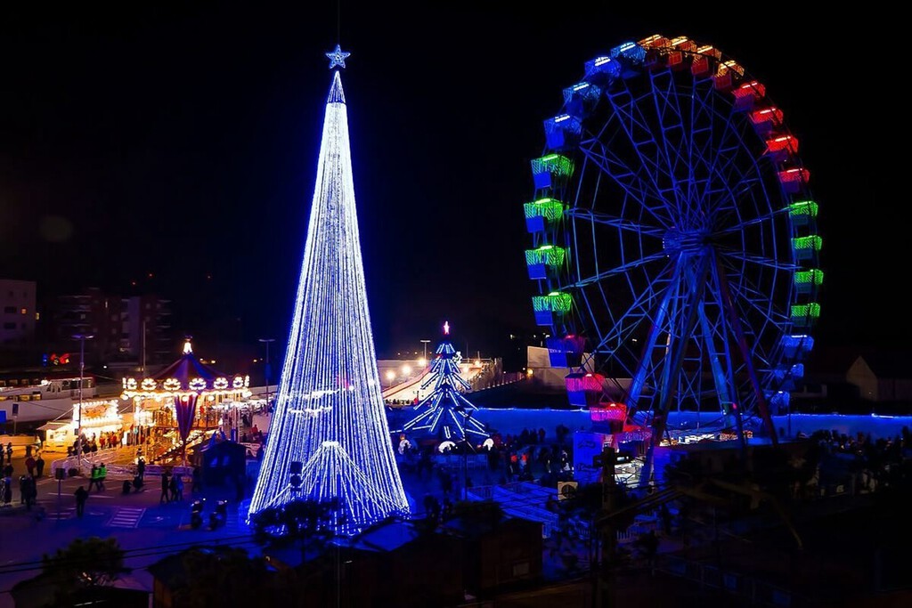 Ni Vigo ni Sevilla: el mayor encendido de la Navidad es el de este pueblo de León con 120.000 luces y una galleta gigante
