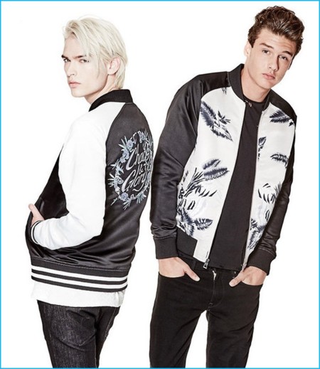 Guess se suma a la tendencia de la bomber jacket