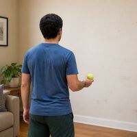 Con una pelota de tenis y dos minutos por delante: las manchas de la pared tienen las horas contadas
