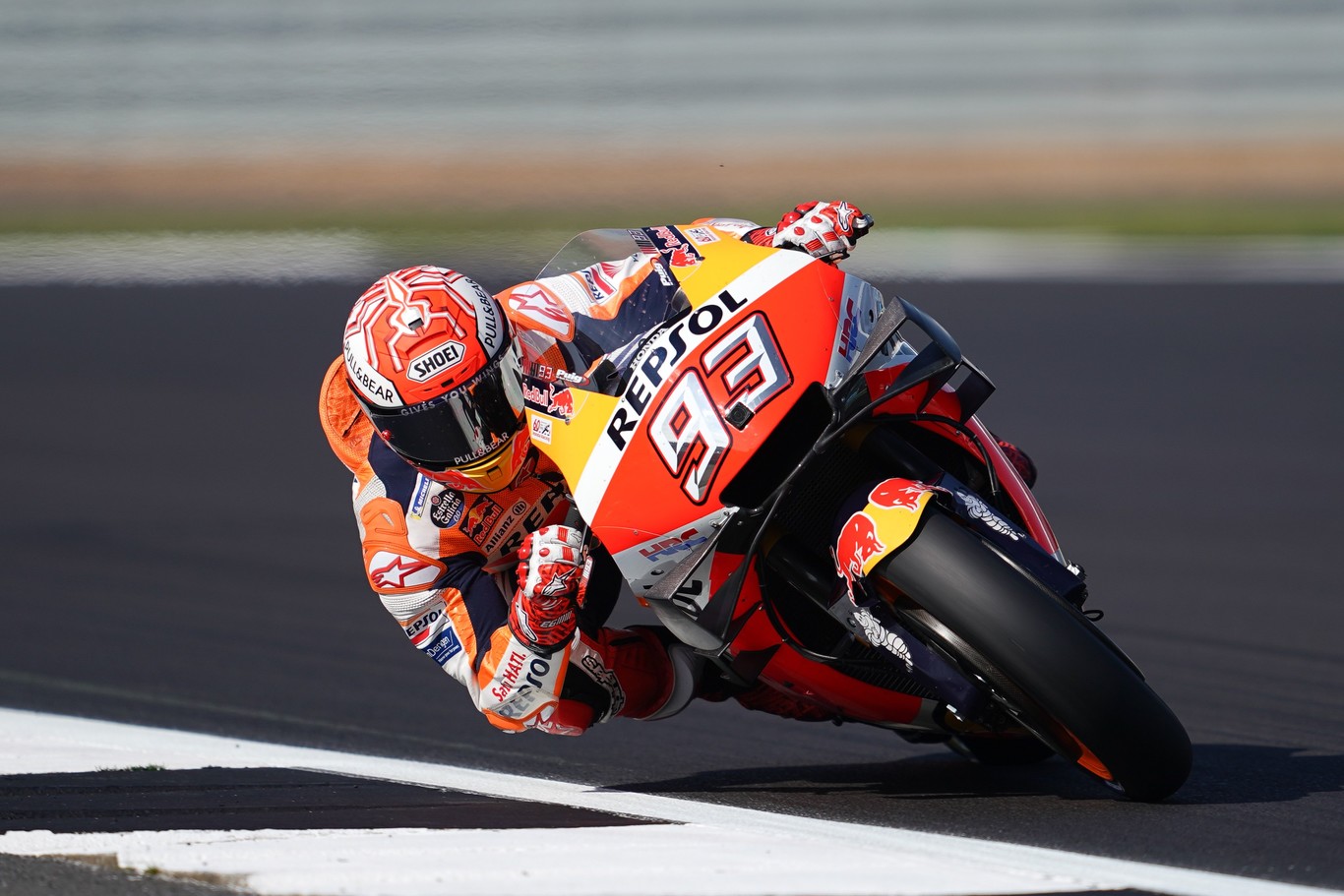 Marc Márquez aprovecha el rebufo de Valentino Rossi para conseguir su cuarta pole consecutiva en MotoGP