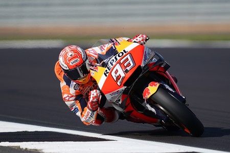 Marc Márquez aprovecha el rebufo de Valentino Rossi para conseguir su cuarta pole consecutiva en MotoGP