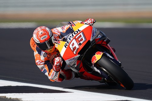 Marc Márquez aprovecha el rebufo de Valentino Rossi para conseguir su cuarta pole consecutiva en MotoGP