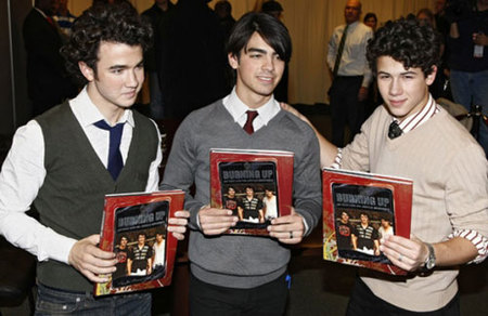 Los Jonas Brothers promocionan su libro