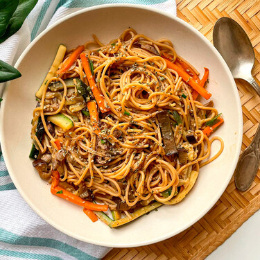 Espaguetis con verduras, una receta fácil, rápida y nutritiva de pasta que resuelve el almuerzo cuando hay poco tiempo