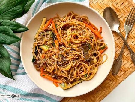Espaguetis con verduras, una receta fácil, rápida y nutritiva de pasta que resuelve el almuerzo cuando hay poco tiempo
